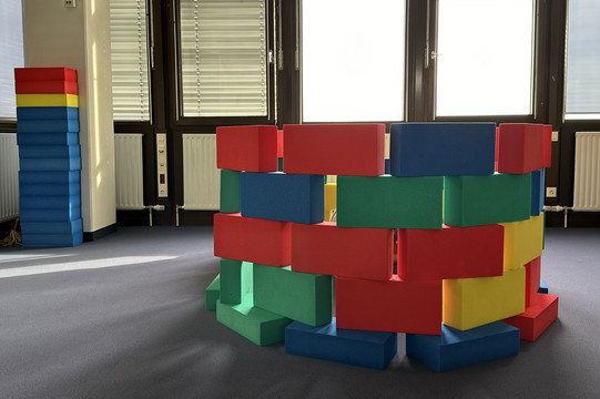 Bausteine Spielhaus aus bunten Großbausteinen gebaut