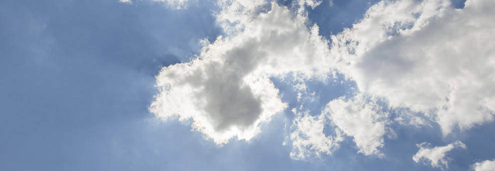 Strahlend blauer Himmel mit Wolken.