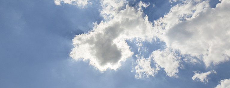 Strahlend blauer Himmel mit Wolken.