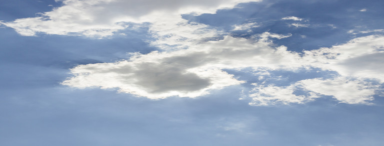 Strahlend blauer Himmel mit Wolken.