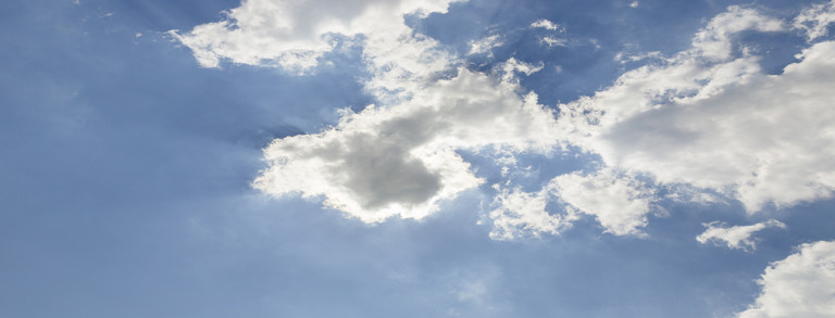 Strahlend blauer Himmel mit Wolken.