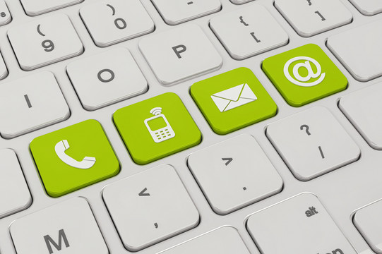 Kontakt Auf einer weißen Tastatur sind vier Tasten grün eingefärbt. Darauf zu sehen sind Symbole für ein Telefon, ein Mobiltelefon, ein Briefumschlag und ein "at"-Zeichen.